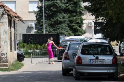 (FOTO) Parkiranje u centru Banjaluke postalo košmar: Zbog radova blokiran prilaz parkingu, vozači sami pomjeraju ograde