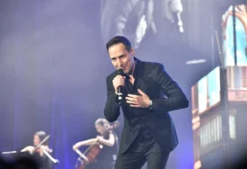 Slomio se na bini, nije mogao da nastavi pjesmu: Peđa Jovanović prekinuo koncert u Novom Bečeju, evo šta je razlog