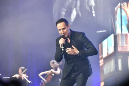 Slomio se na bini, nije mogao da nastavi pjesmu: Peđa Jovanović prekinuo koncert u Novom Bečeju, evo šta je razlog