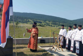 (FOTO) U izbjegličkoj koloni stradali djeca, trudnice, stari ljudi: Obilježavanje 31 godine od zločina nad Srbima na Petrovačkoj cesti