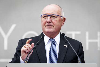 DIPLOMATSKI SKANDAL Više od 105.000 ljudi podržalo protjerivanje američkog ambasadora
