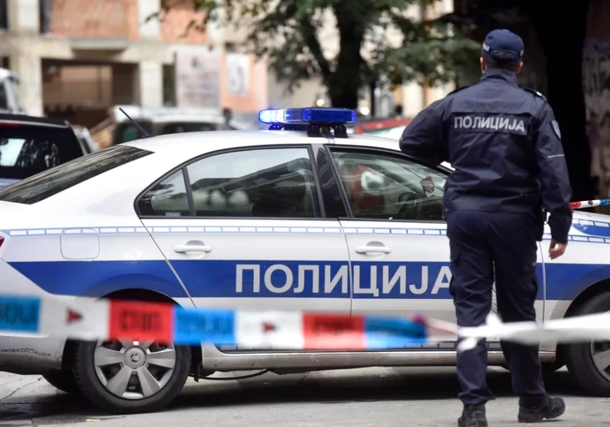POKOŠENI MLADIĆ I DJEVOJKA Teška saobraćajka, automobil uletio na autobusku stanicu