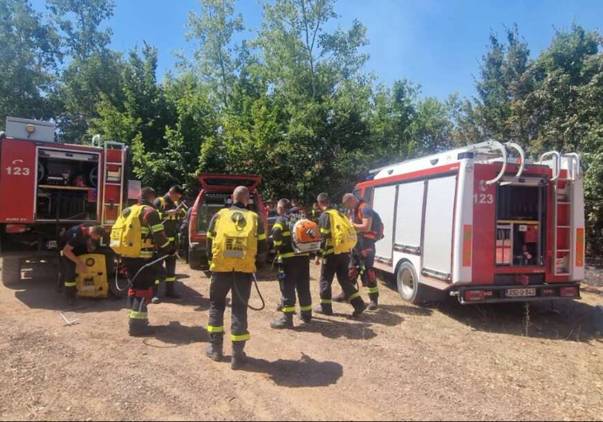 (VIDEO) Јoš uvijek aktivan požar kod Šimića: Vatrogasne ekipe na terenu