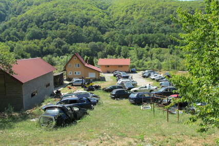(FOTO) Velika akcija Granične policije BiH: U Foči zaplijenjeno 11 vozila iz Velike Britanije, uhapšena jedna osoba