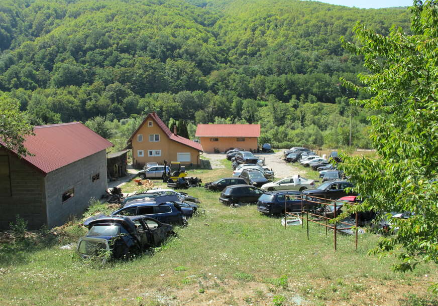 (FOTO) Velika akcija Granične policije BiH: U Foči zaplijenjeno 11 vozila iz Velike Britanije, uhapšena jedna osoba