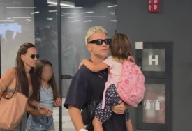 (FOTO) Rea i Hana potrčale ocu u zagrljaj: Relja Popović dočekao Nikoliju i kćerke na aerodromu