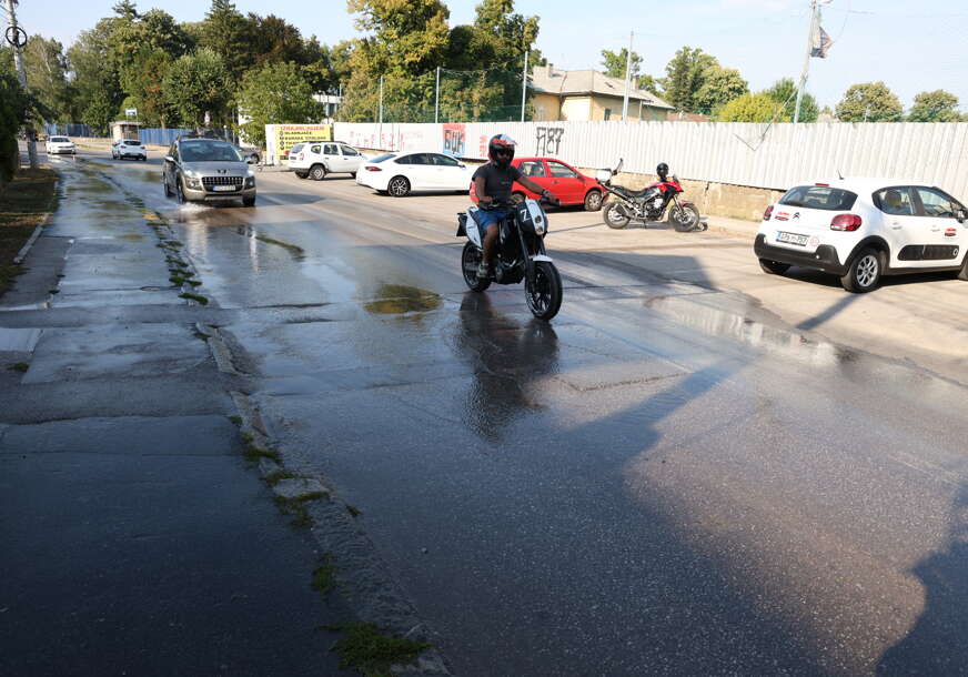 (VIDEO, FOTO) Kvar prijavljen, NIKO NE DOLAZI: Jednima suve slavine, a u ovom naselju VODA SATIMA TEČE NIZ ULICU
