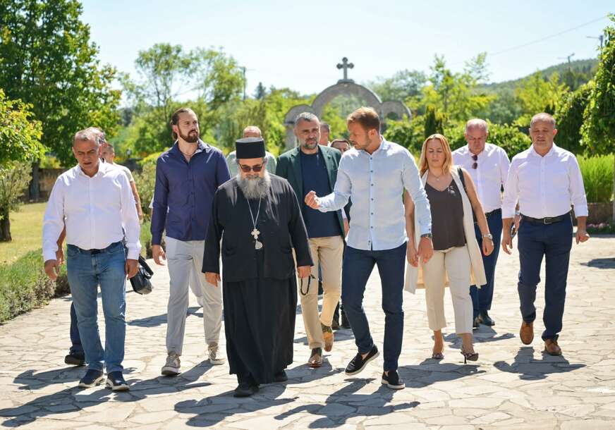 (FOTO) Stanivuković posjetio manastir Ozren „Radujem se ponovnom susretu za Gospojinu“