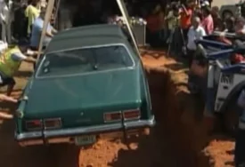 (VIDEO) Automobil umjesto kovčega: Bizarna sahrana obišla svijet, jedan detalj iz vozila sve iznenadio