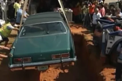 (VIDEO) Automobil umjesto kovčega: Bizarna sahrana obišla svijet, jedan detalj iz vozila sve iznenadio