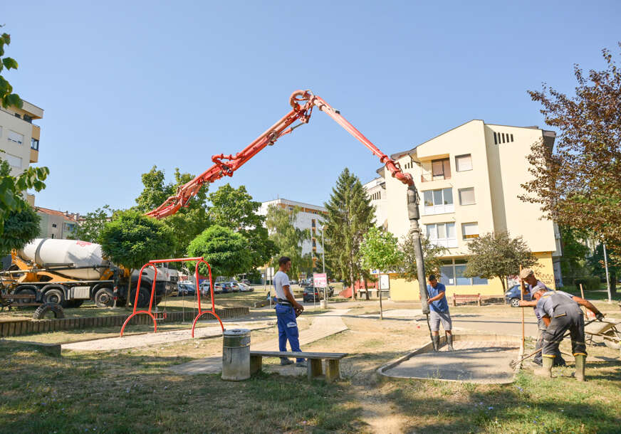 (FOTO) "Sve za najmlađe" Počela SANACIJA IGRALIŠTA u ulicama Sime Miljuša i Carice Milice