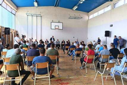 (FOTO) Savić pozvao Petrovića da prihvati ruku Vlade Srpske „Obezbijedimo vodu ljudima, političke rasprave mogu da čekaju“