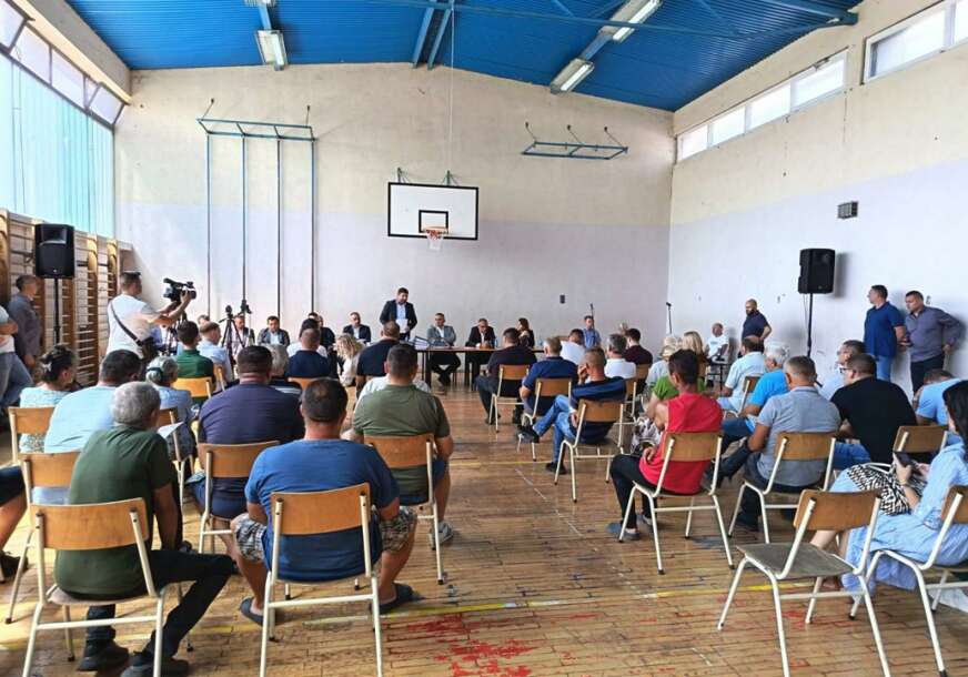(FOTO) Savić pozvao Petrovića da prihvati ruku Vlade Srpske „Obezbijedimo vodu ljudima, političke rasprave mogu da čekaju“