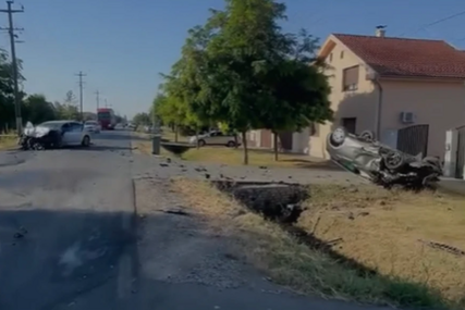 (VIDEO) Jedna osoba stradala, druga povrijeđena: Auto na krovu nakon stravičnog sudara, staklo i dijelovi na putu