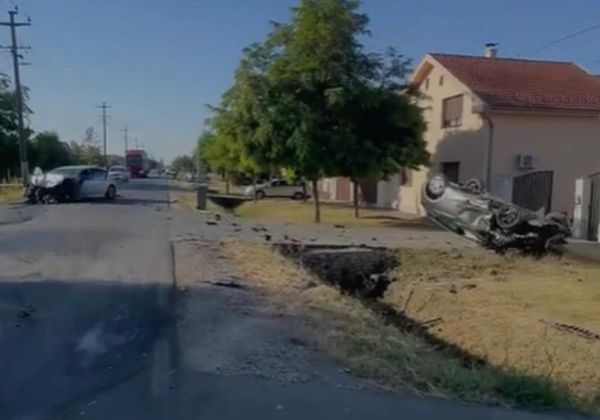 (VIDEO) Jedna osoba stradala, druga povrijeđena: Auto na krovu nakon stravičnog sudara, staklo i dijelovi na putu