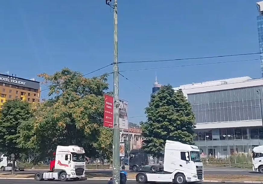 (VIDEO) Buka sirena odjekuje Sarajevom: Protest vozača sa Zapadnog Balkana zbog ograničenja boravka u Šengenskoj zoni