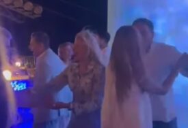 (VIDEO) ĐOKOVIĆI OSVOJILI PLESNI PODIJUM Dijana i Srđan u prisnom zagrljaju, Novak Jelenu drži oko struka, sve zabilježila kamera