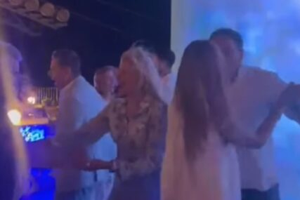 (VIDEO) ĐOKOVIĆI OSVOJILI PLESNI PODIJUM Dijana i Srđan u prisnom zagrljaju, Novak Jelenu drži oko struka, sve zabilježila kamera