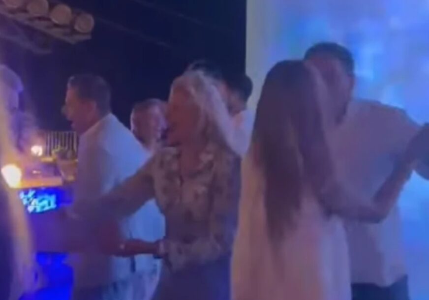 (VIDEO) ĐOKOVIĆI OSVOJILI PLESNI PODIJUM Dijana i Srđan u prisnom zagrljaju, Novak Jelenu drži oko struka, sve zabilježila kamera
