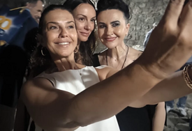 Noć za pamćenje na primorju: Sloboda Mićalović i Nataša Ninković u duetu sa Amirom