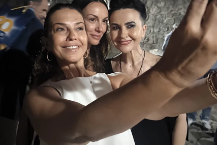Noć za pamćenje na primorju: Sloboda Mićalović i Nataša Ninković u duetu sa Amirom