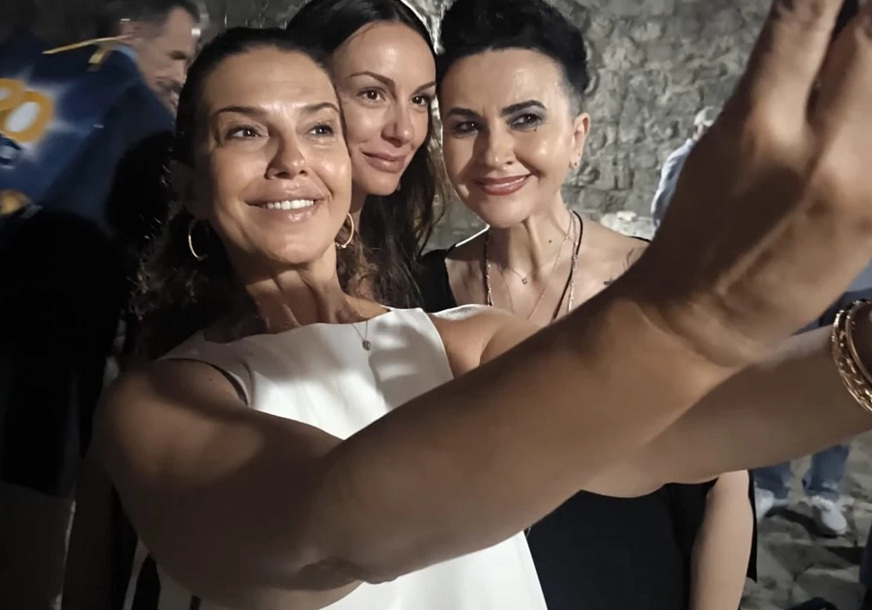 Noć za pamćenje na primorju: Sloboda Mićalović i Nataša Ninković u duetu sa Amirom