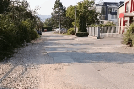 (VIDEO) "Mještani na ivici strpljenja" Iz banjalučkog SNSD tvrde da se u OVOJ ulici svakodnevno dešavaju saobraćajne nesreće