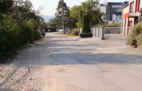 (VIDEO) "Mještani na ivici strpljenja" Iz banjalučkog SNSD tvrde da se u OVOJ ulici svakodnevno dešavaju saobraćajne nesreće