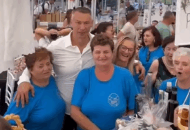 (VIDEO) "Uz dobre ljude i još bolje druženje" Nešić na Sajmu šljive, voćnih rakija i meda u Ugljeviku
