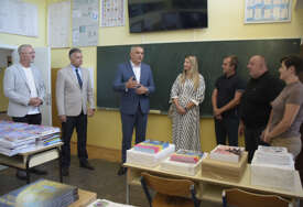 (FOTO) Besplatne knjige za osnovce: Minić i Golubović uručili udžbenike u OŠ „Stanko Rakita“