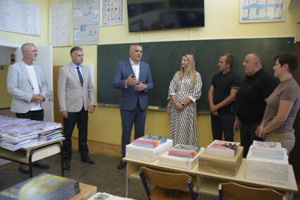 (FOTO) Besplatne knjige za osnovce: Minić i Golubović uručili udžbenike u OŠ „Stanko Rakita“