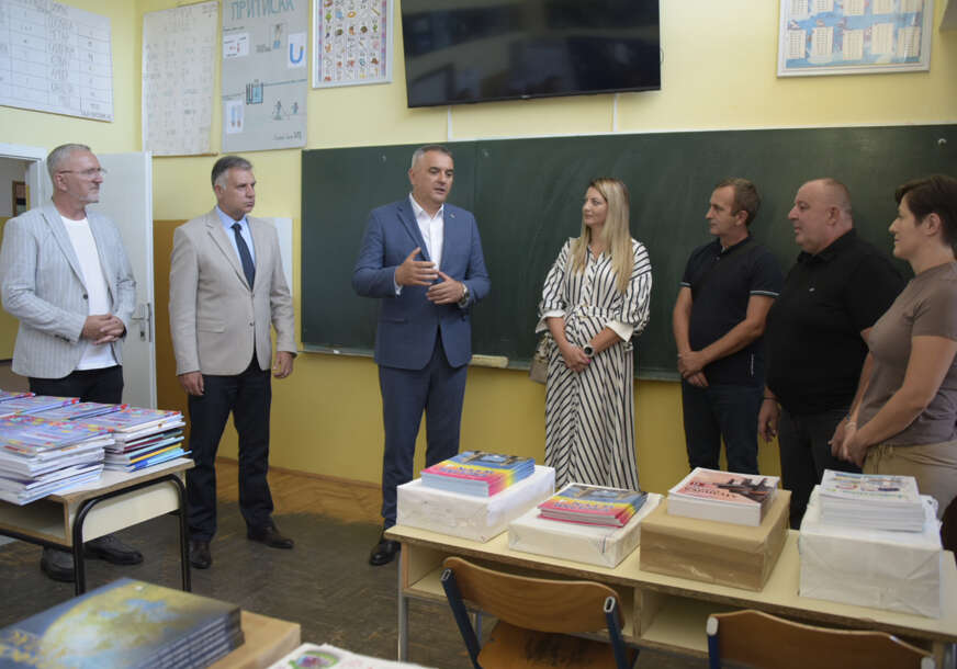 Savo Minić, podjela knjiga