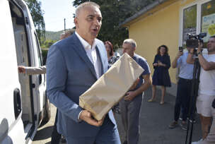 Savo Minić, podjela knjiga