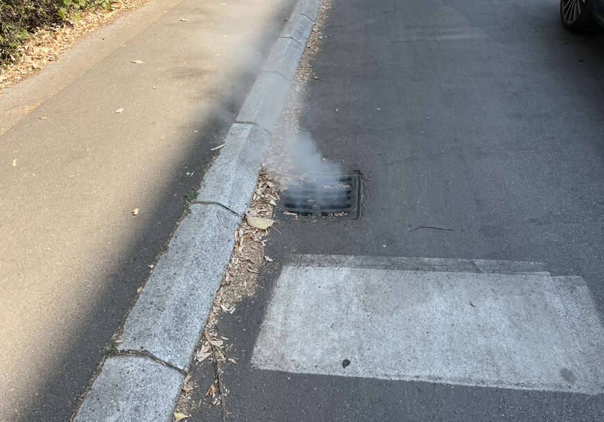 (FOTO) Dim iz šahta u banjalučkoj Novoj Varoši: Građane zbunila neobična pojava