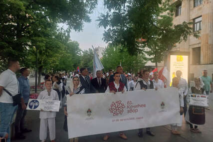 (FOTO) SVEČANO OTVOREN 61. KOČIĆEV ZBOR Defile i tradicionalne zmijanjske igre u čast Petra Kočića