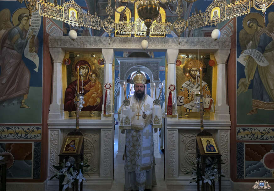 (FOTO) Služena liturgija u manastiru Rmanj: Episkop Sergej osveštao spomen-krst podignut u spomen na sve stradale Srbe