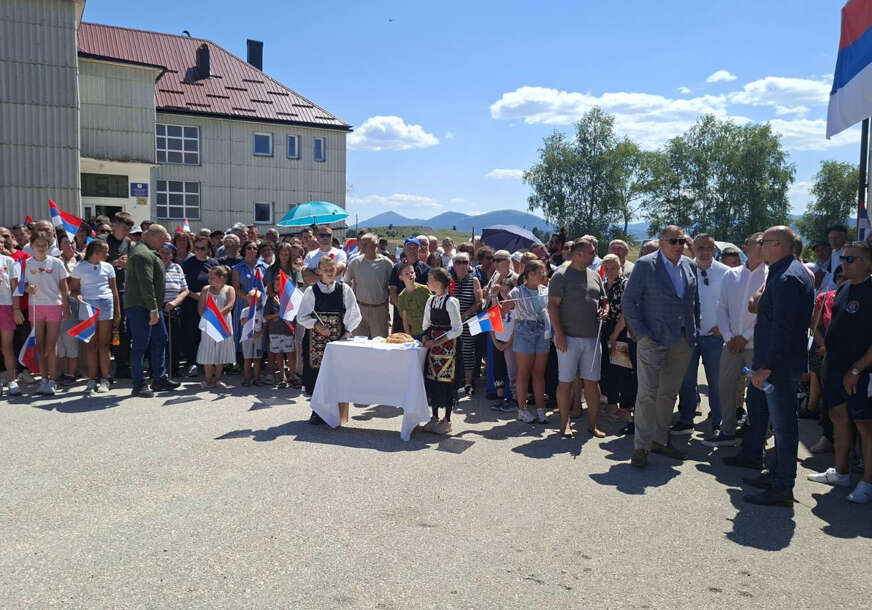 (FOTO) Potrebno 2 miliona evra: Vučić obećao pomoć mještanima Novog Sela