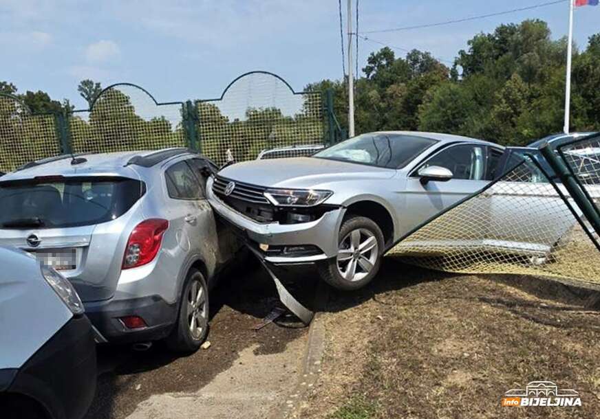 (FOTO) Sudar kod Bijeljine: Vozilo završilo u dvorištu mljekare