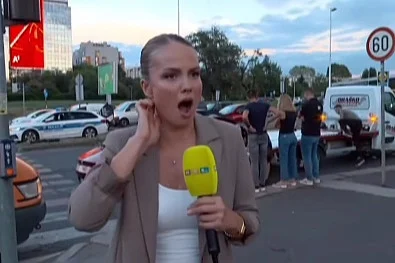 (VIDEO)"Boli za popi*dit" Hrvatsku reporterku ubola osa u vrat prilikom javljanja uživo