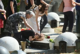 (VIDEO, FOTO) Potresne scene na pomenu Andriji Bajiću: Mala Cana NEUTEŠNO PLAČE ZA SUPRUGOM, a od njegove porodice joj se niko nije javio