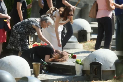 (VIDEO, FOTO) Potresne scene na pomenu Andriji Bajiću: Mala Cana NEUTEŠNO PLAČE ZA SUPRUGOM, a od njegove porodice joj se niko nije javio
