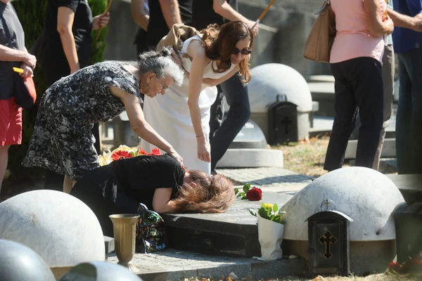 (VIDEO, FOTO) Potresne scene na pomenu Andriji Bajiću: Mala Cana NEUTEŠNO PLAČE ZA SUPRUGOM, a od njegove porodice joj se niko nije javio