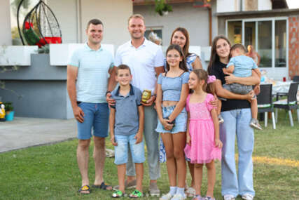 (FOTO) Stanivuković posjetio Modriču „Istinske vrijednosti su porodica, rad i ljubav prema zavičaju“