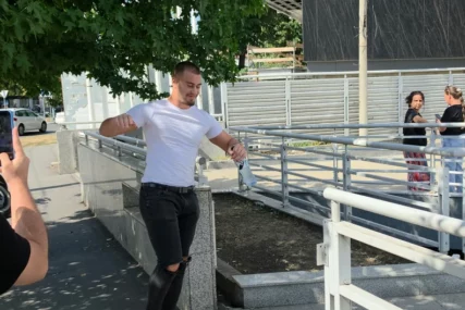 (VIDEO) Viktor Gagić ulazi u "Elitu 10" Nakon raskida bivši dečko Mine Vrbaški raspoložen stigao na potpisivanje ugovora