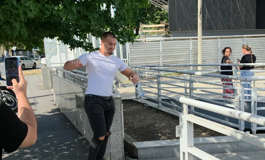 (VIDEO) Viktor Gagić ulazi u "Elitu 10" Nakon raskida bivši dečko Mine Vrbaški raspoložen stigao na potpisivanje ugovora