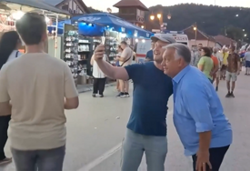 (VIDEO) "On je legenda" Viktor Orban šeta Gučom i priča na srpskom, prolaznici oduševljeni