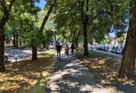 (VIDEO, FOTO) BANJALUKA SE VEĆ USIJALA Tek je počelo, a u centru grada se već teško diše, POGLEDAJTE TEMPERATURU U 12 ČASOVA