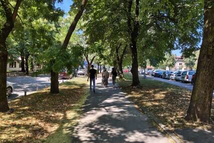(VIDEO, FOTO) BANJALUKA SE VEĆ USIJALA Tek je počelo, a u centru grada se već teško diše, POGLEDAJTE TEMPERATURU U 12 ČASOVA