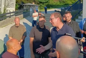 (FOTO) „OVO JE BILA BABA VIŠNJINA KUĆA“ Predsjednik Srbije ugostio komšije u porodičnoj kući u Čipuljiću, pa istakao da je POLA ŽIVOTA PROVEO NA MOSTU