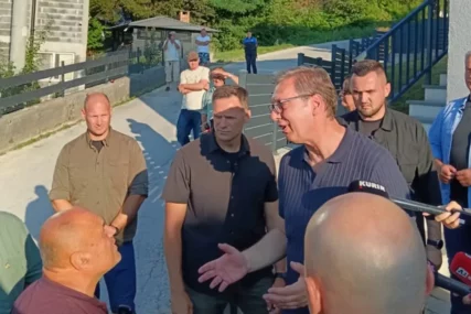 (FOTO) „OVO JE BILA BABA VIŠNJINA KUĆA“ Predsjednik Srbije ugostio komšije u porodičnoj kući u Čipuljiću, pa istakao da je POLA ŽIVOTA PROVEO NA MOSTU